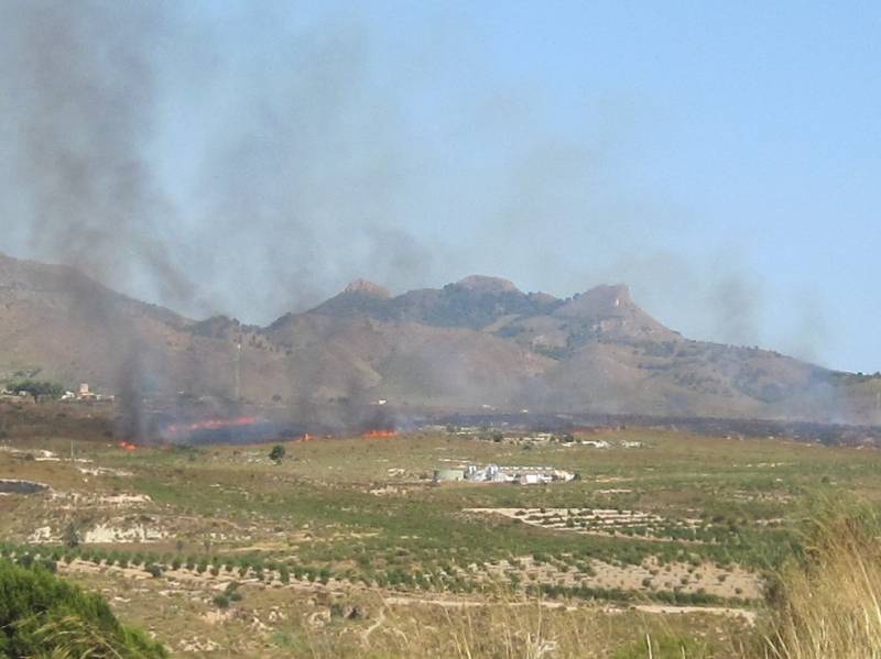 <span style='color:#780948'>ARCHIVED</span> - Bush fire approaches Camposol