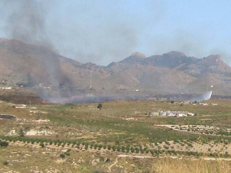 <span style='color:#780948'>ARCHIVED</span> - Bush fire approaches Camposol