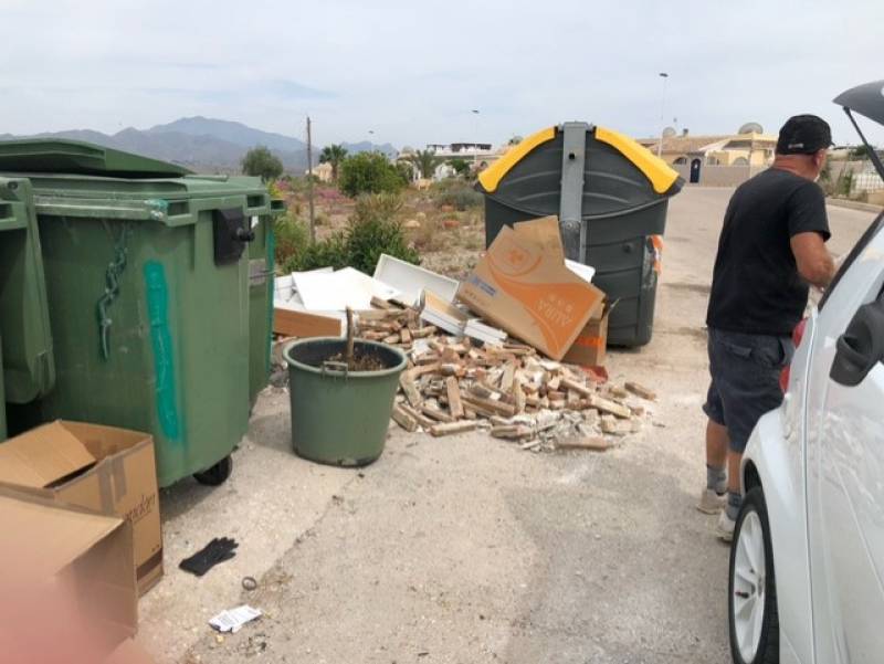 Camposol Community groups collaborate in project with Mazarrón Council to fix bin site