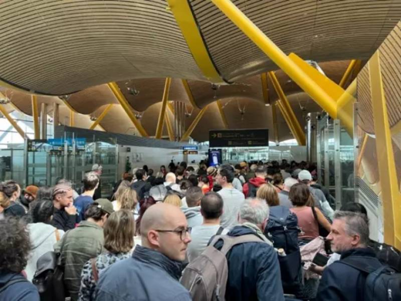 Long queues at passport control in Madrid airport spark fears of Easter travel disruption