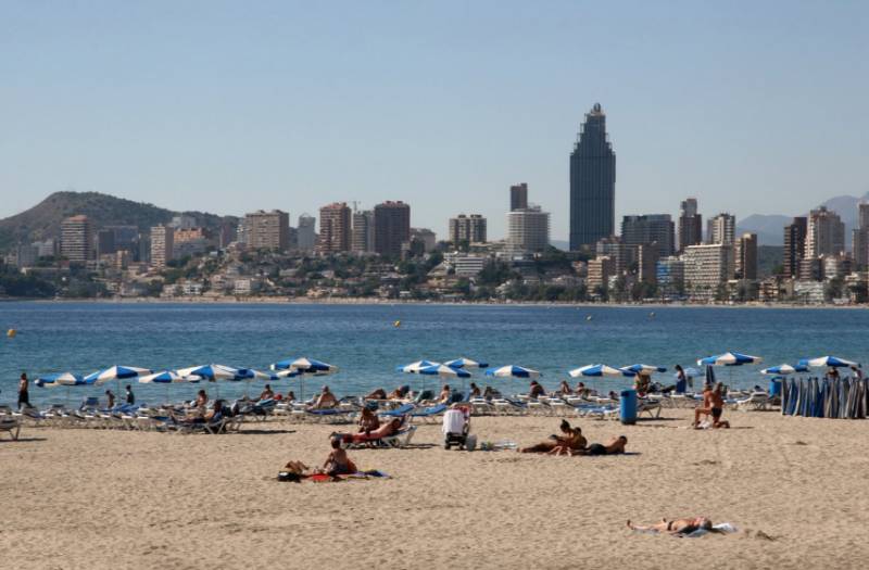 Benidorm gets tough on bathers saving prime beach spots