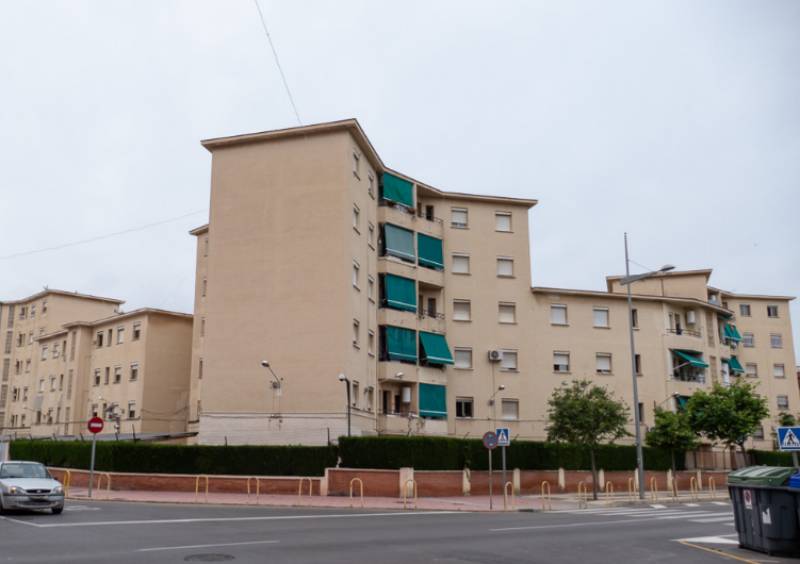 Demolition on Cartagena Guardia Civil barracks continues with officers still working inside