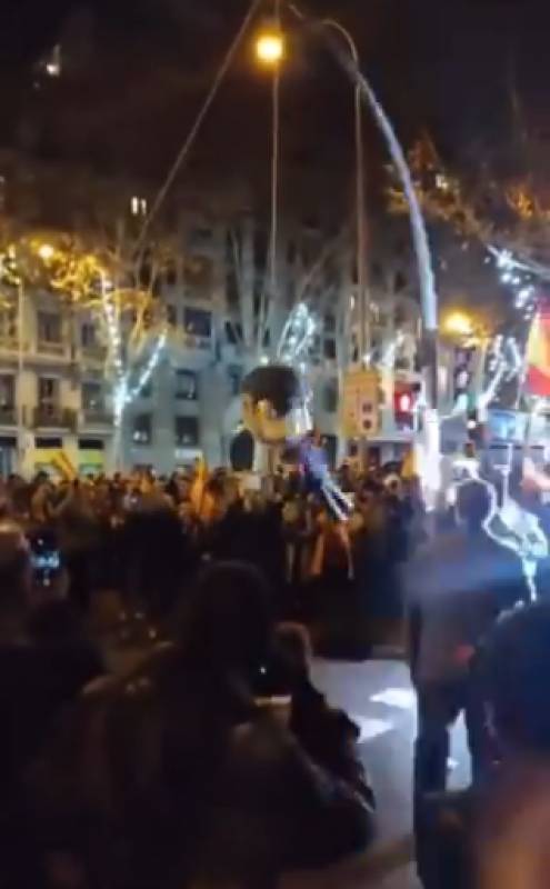 VIDEO: Protestors lynch doll of Spanish president on New Year