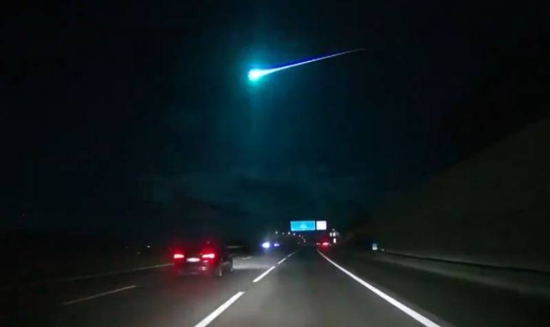 VIDEO: Flaming comet turns the sky bright green over Spain