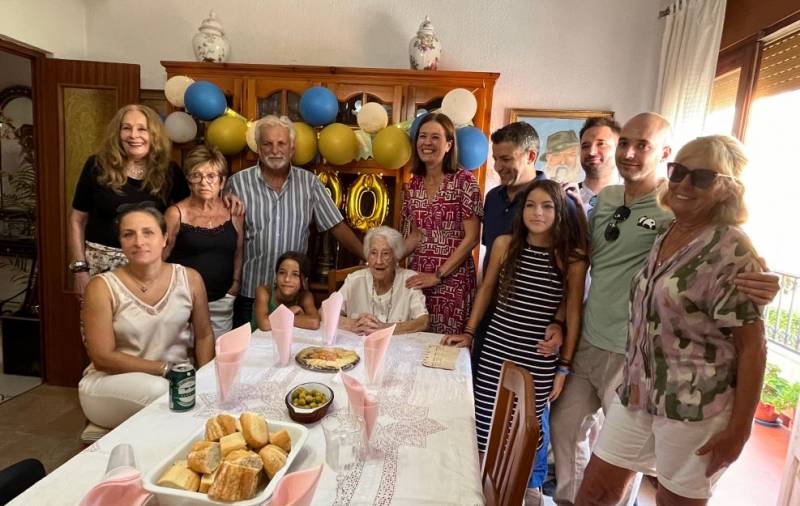 Águilas honours the birthday of its newest 100-year-old resident with a surprise party guest