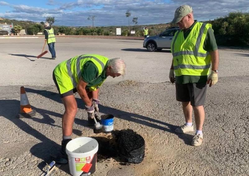 Green Fingers Camposol spend the festivo filling in potholes