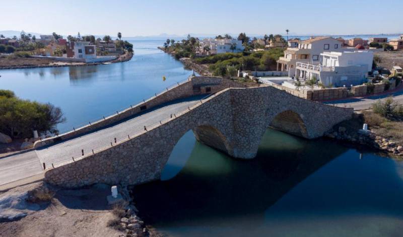The Puente de la Risa bridge in La Manga del Mar Menor