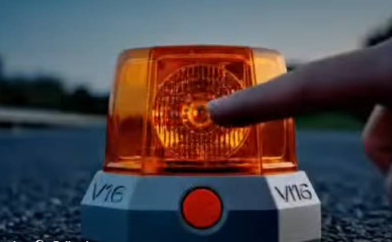 Decklid Auto in Mazarrón stocks mandatory V-16 emergency beacons