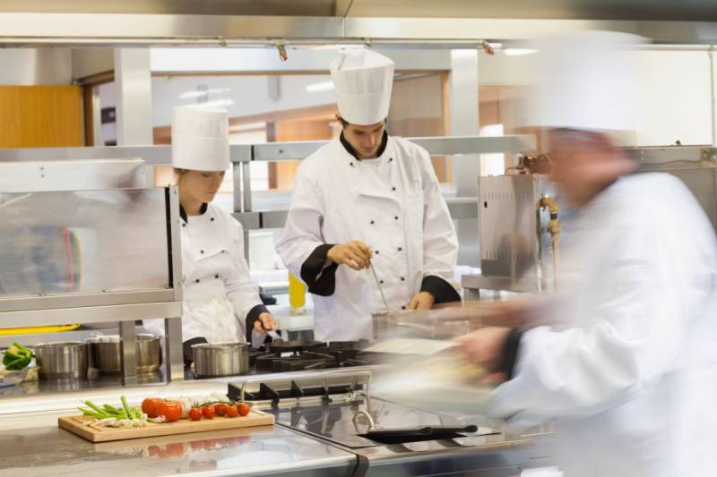 Murcia restaurants and bars struggle to find staff for the summer season