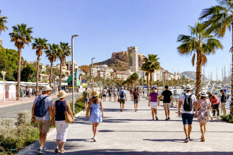 Alicante tourism breaks the €1 billion mark in April for the first time